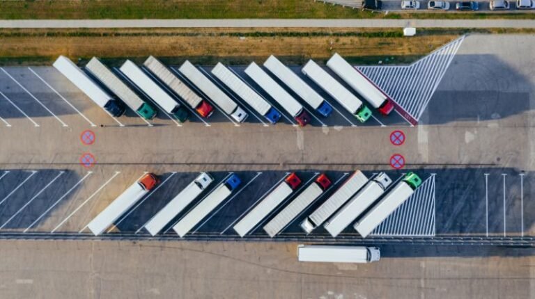 Elektrische Auto Opladen Op De Oprit Buiten Het Huis 3 .jpg