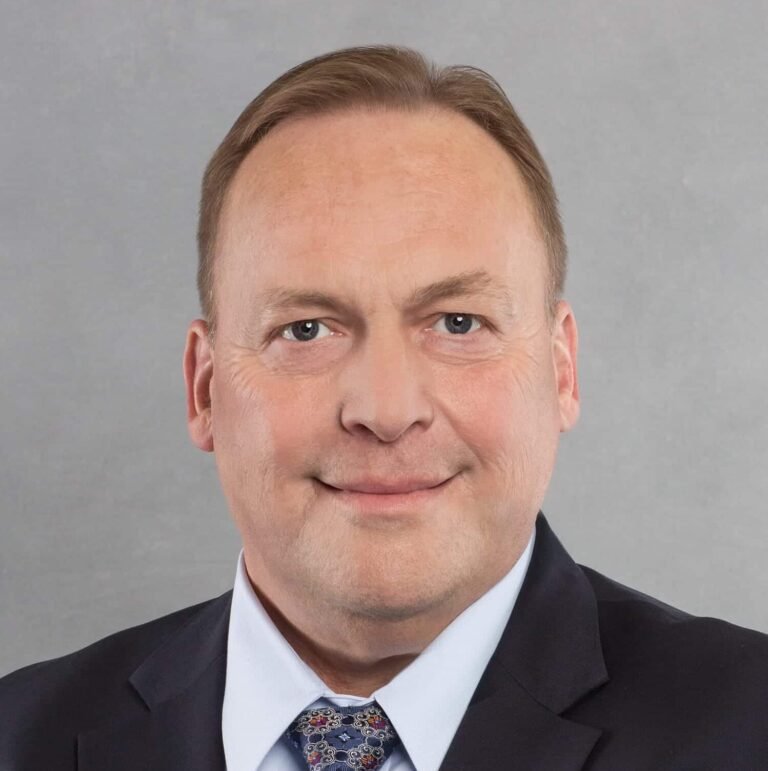 Scott lundstrom headshot 2.jpg